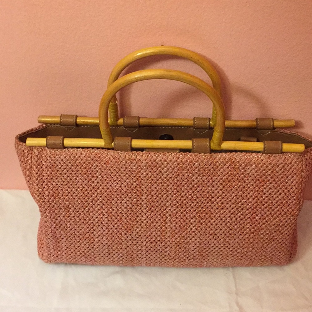 Classic Fossil pink straw wooden handle tote bag.